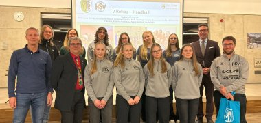 Das Bild zeigt Bürgermeister Abraham mit geehrten Sportlern des TV Rehau.