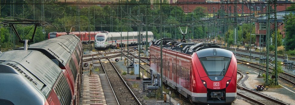 Das Bild zeigt Züge und Gleise und dient als Beispielbild für das Thema "ÖPNV".