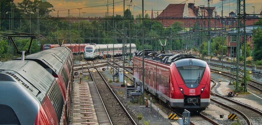 Das Bild zeigt Züge und Gleise und dient als Beispielbild für das Thema "ÖPNV".