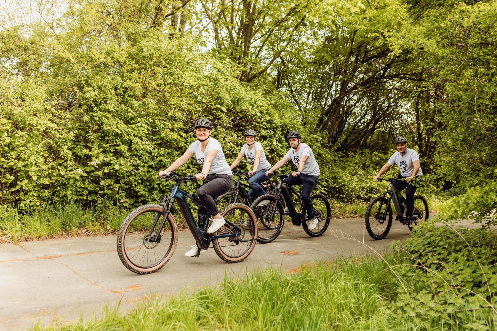 Das Bild zeigt eine Gruppe von Radfahrern, die "Hofer Land"-T-Shirts anhaben.