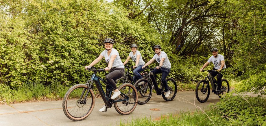 Das Bild zeigt eine Gruppe von Radfahrern, die "Hofer Land"-T-Shirts anhaben.