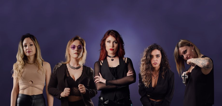 Das Bild zeigt die Musikerinnen der Musikgruppe "Strange kind of women".