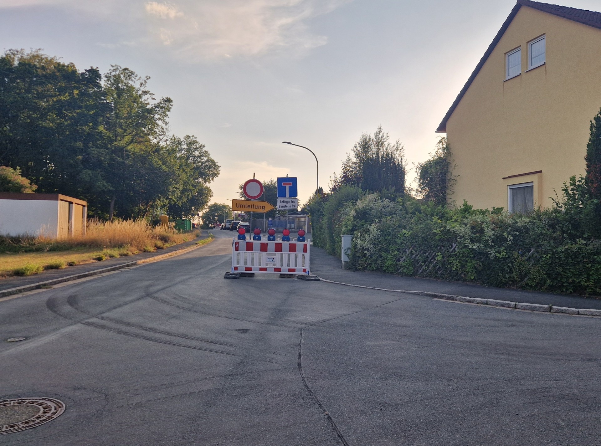 Auf dem Bild ist eine Straßensperrung in der Straße "Am Schild" zu sehen.