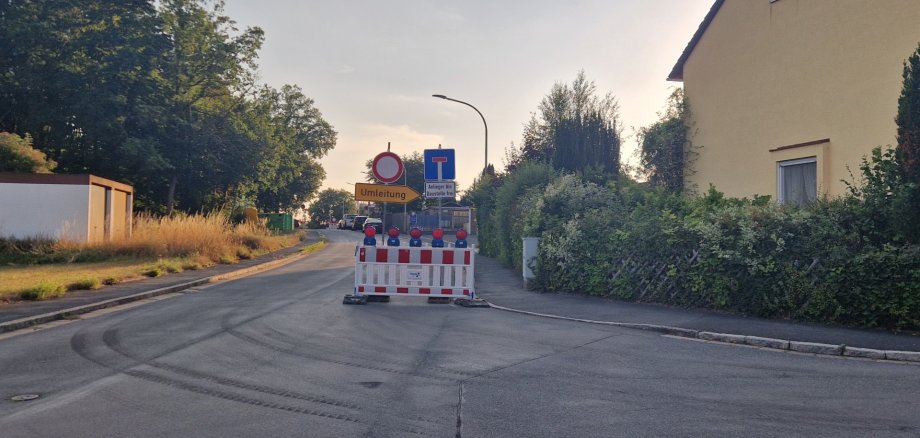 Auf dem Bild ist eine Straßensperrung in der Straße "Am Schild" zu sehen.