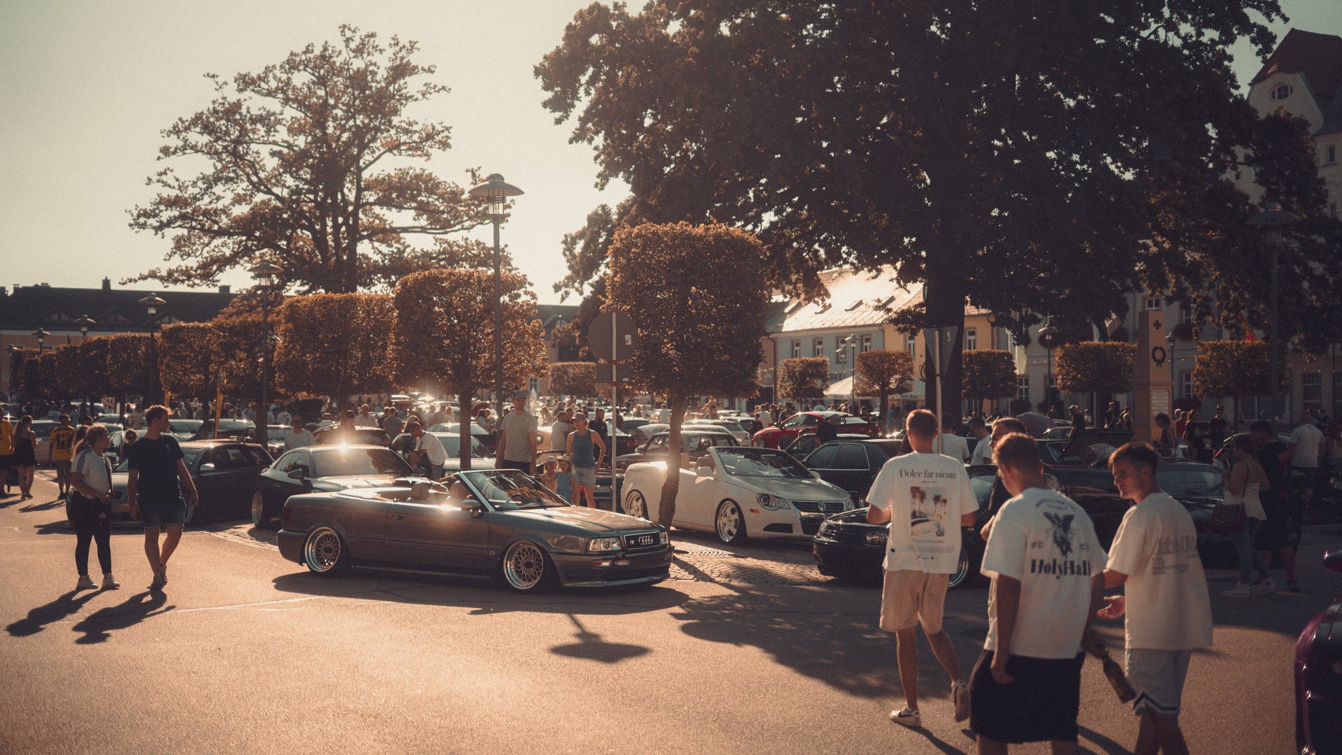 Auf dem Bild ist die Autoausstellung "Streets of Passion" am Maxplatz zu sehen.