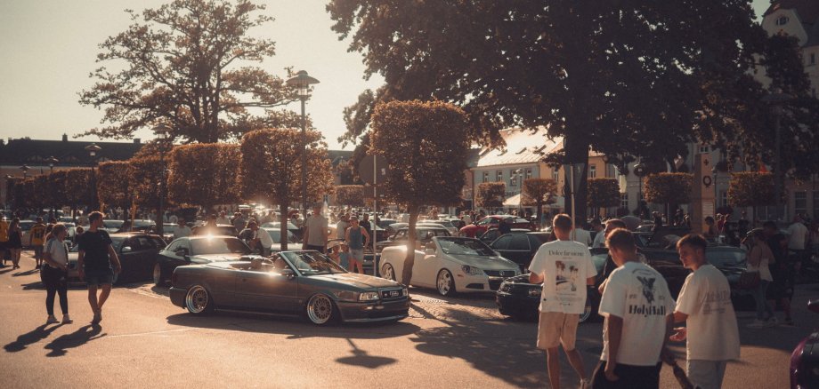 Auf dem Bild ist die Autoausstellung "Streets of Passion" am Maxplatz zu sehen.