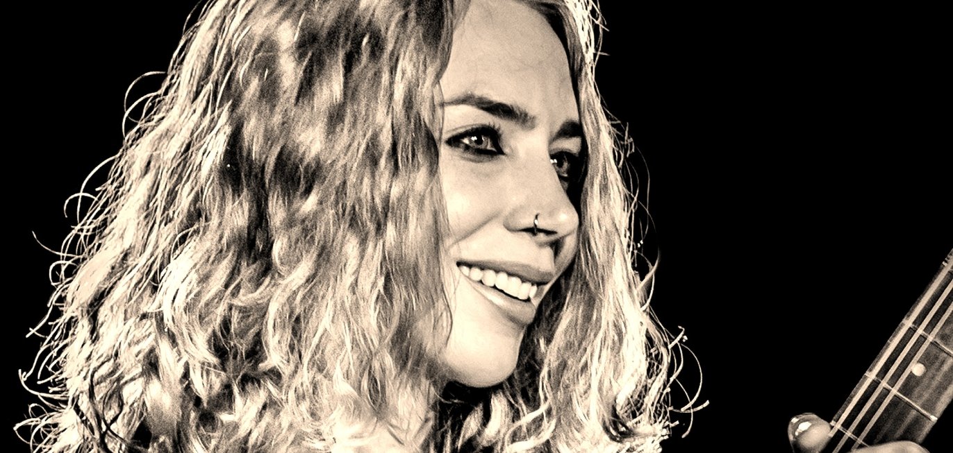 Das Bild zeigt Vanja Sky mit einer Gitarre in der Hand.