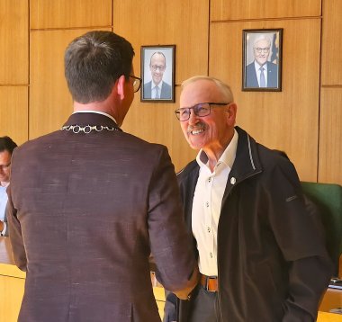 Auf dem Bild ist Günter Martin zu sehen, kurz nachdem Bürgermeister Abraham ihm die Verdienstnadel der Stadt Rehau angesteckt hat.
