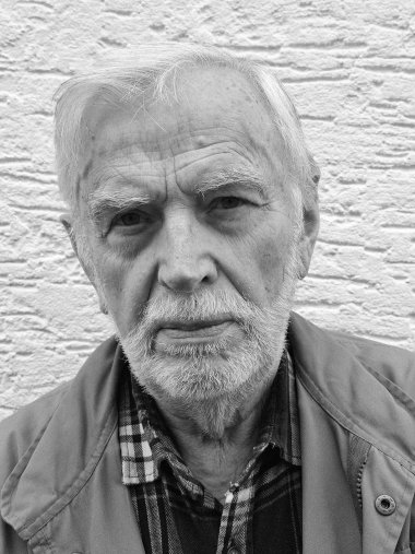 Auf dem Bild ist der Künstler Alfred Hertrich zu sehen.