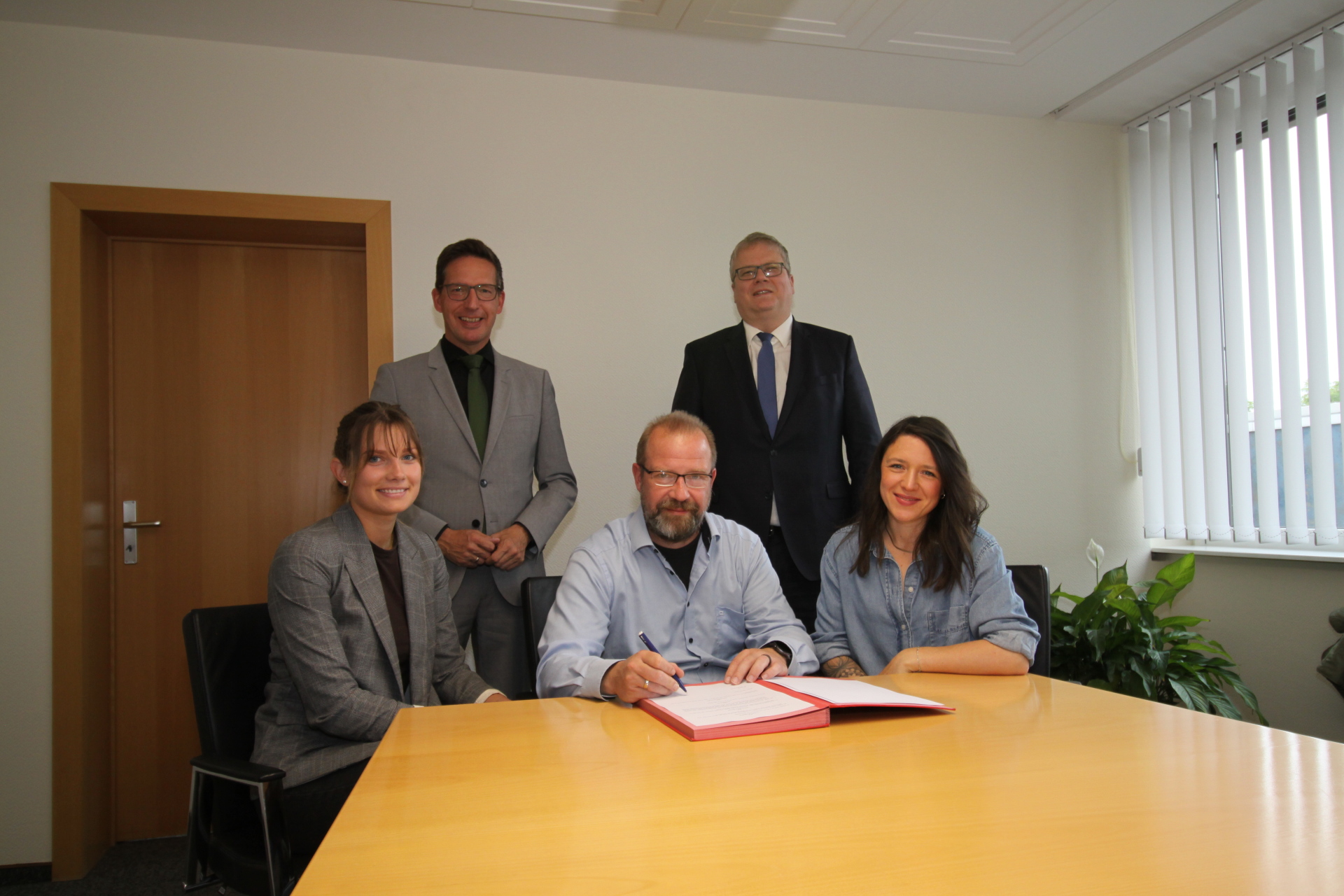 Auf dem Bild sind die Verantwortlichen bei der Unterzeichnung des Kooperationsvertrag zu sehen: Anna Szewzyk (Koordinatorin Ganztagsschule der VHS), 1. Bürgermeister Michael Abraham, André Vogel (Geschäftsführer VHS), Ordnungsamtsleiter Frank Rameckers sowie Julia Blüml (Koordinatorin Ganztagsschule der VHS).