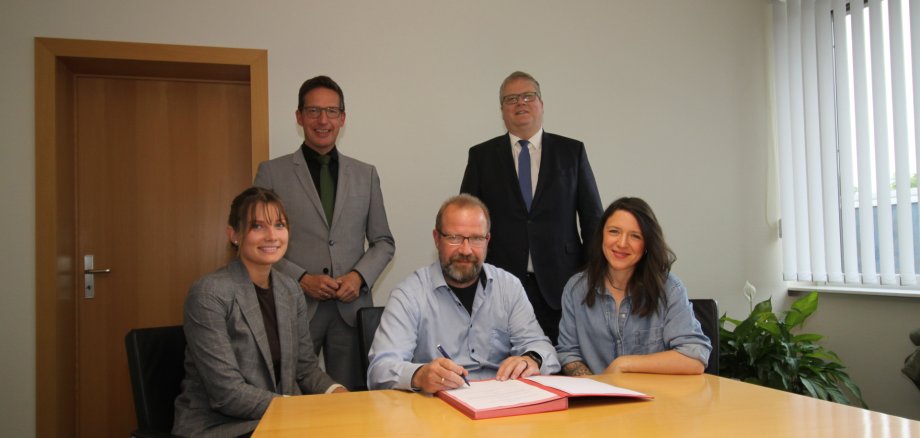 Auf dem Bild sind die Verantwortlichen bei der Unterzeichnung des Kooperationsvertrag zu sehen: Anna Szewzyk (Koordinatorin Ganztagsschule der VHS), 1. Bürgermeister Michael Abraham, André Vogel (Geschäftsführer VHS), Ordnungsamtsleiter Frank Rameckers sowie Julia Blüml (Koordinatorin Ganztagsschule der VHS).