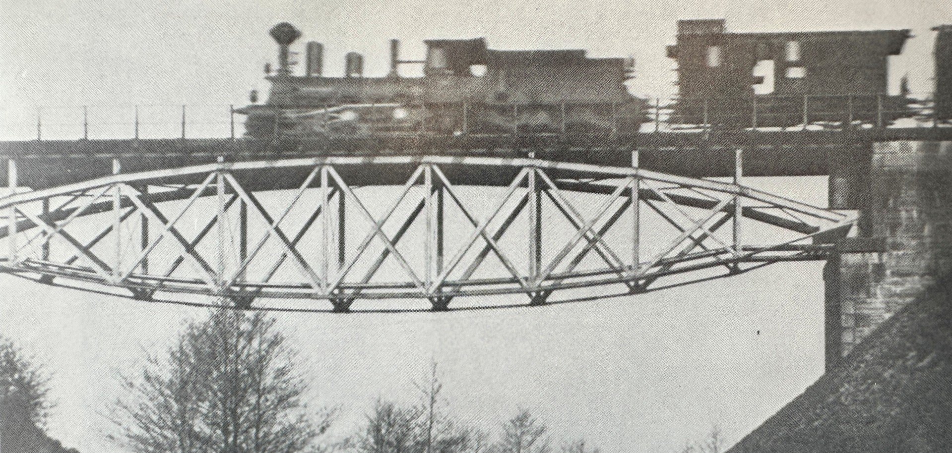 Auf dem schwarz/weiß Bild ist eine Eisenbahn mit Anhänger auf einer Eisenbahnbrücke bei Eulenhammer zu sehen.