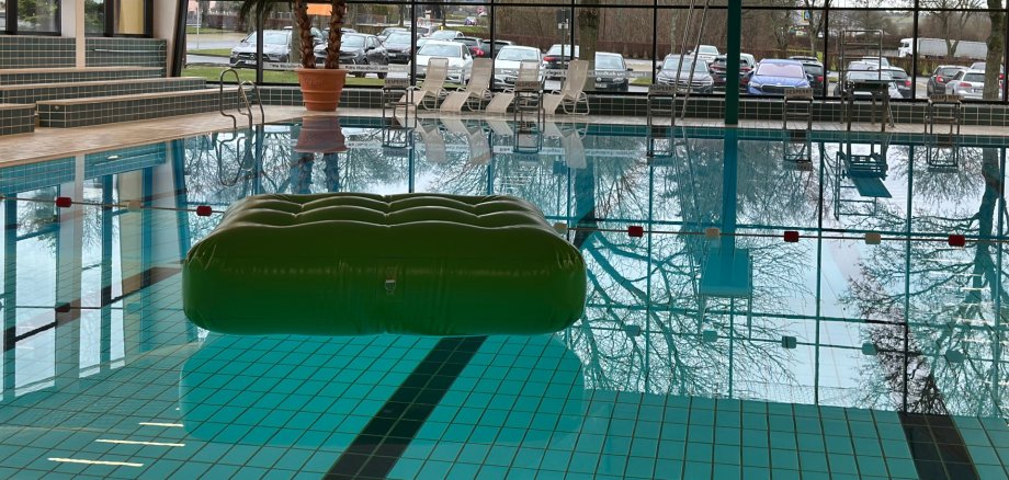 Auf dem Bild ist das Schwimmbecken des Rehauer Hallenbads zu sehen.