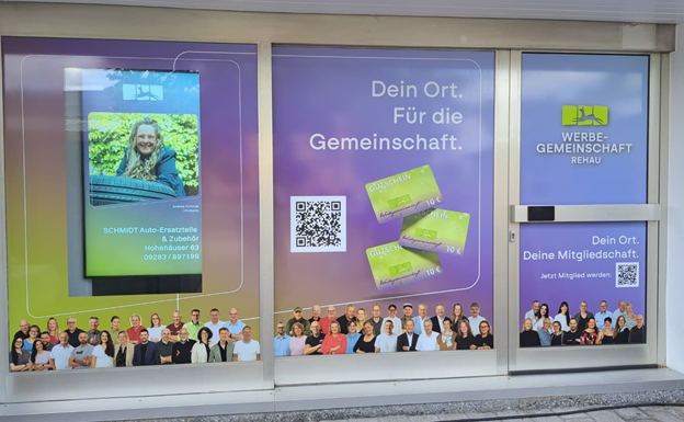 Auf dem Bild ist das neue Schaufenster der Werbegemeinschaft Rehau am Maxplatz zu sehen.