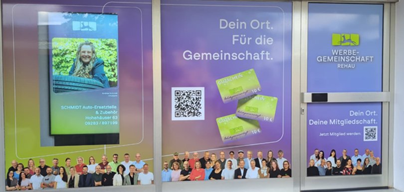 Auf dem Bild ist das neue Schaufenster der Werbegemeinschaft Rehau am Maxplatz zu sehen.