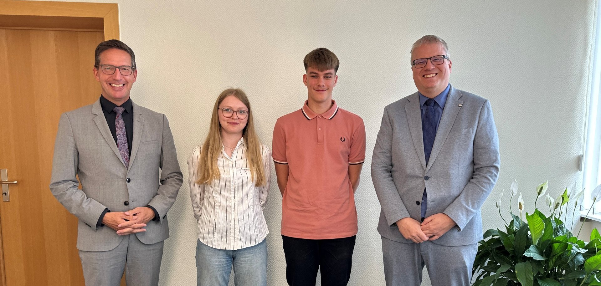 Auf dem Bild sind von links zu sehen: Bürgermeister Michael Abraham, Auszubildende Ronja Pult, Auszubildender Max Lang sowie Ausbilder Frank Rameckers zu sehen.