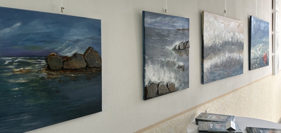 Das Bild zeigt die Ausstellung: Mehrere Bilder von Künstlerin Regina Saller.