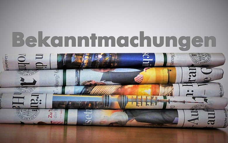 Das Bild zeigt 5 Zeitungen welche gefalten übereinander liegen. Darüber steht das Wort "Bekanntmachungen" geschrieben.