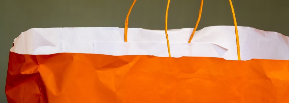 Auf dem Bild ist eine orangene Papiertüte zu sehen.