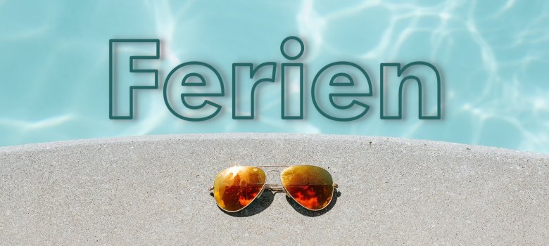 Auf dem Bild ist im Hintergrund der Boden eines Pools zu sehen, darauf ist im Vordergrund "Ferien" geschrieben. unten befindet sich ein Teil Stein, auf welchem eine Sonnenbrille liegt.
