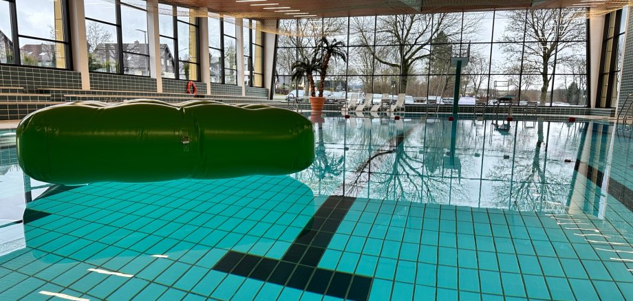 Das Bild zeigt das Rehauer Hallenbad von innen: Es ist die grüne Schwimminsel im Schwimmerbecken zu sehen.