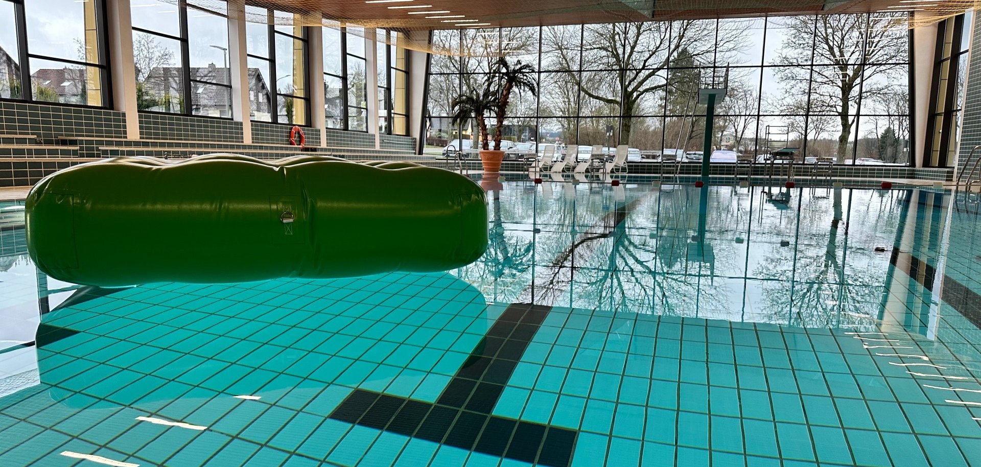 Das Bild zeigt das Rehauer Hallenbad von innen: Es ist die grüne Schwimminsel im Schwimmerbecken zu sehen.