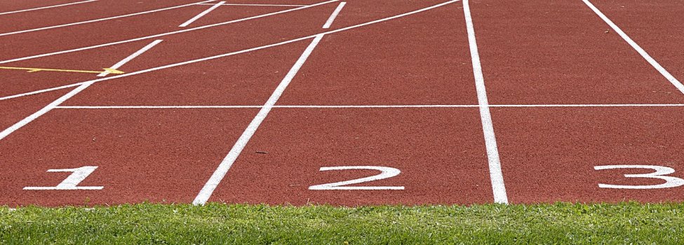 Das Bild zeigt die ersten drei Spuren einer Laufbahn.