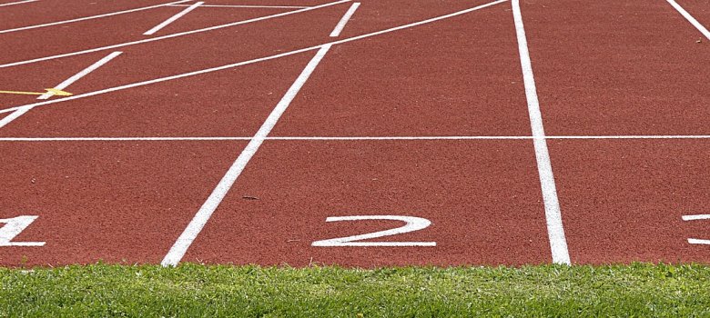 Das Bild zeigt die ersten drei Spuren einer Laufbahn.