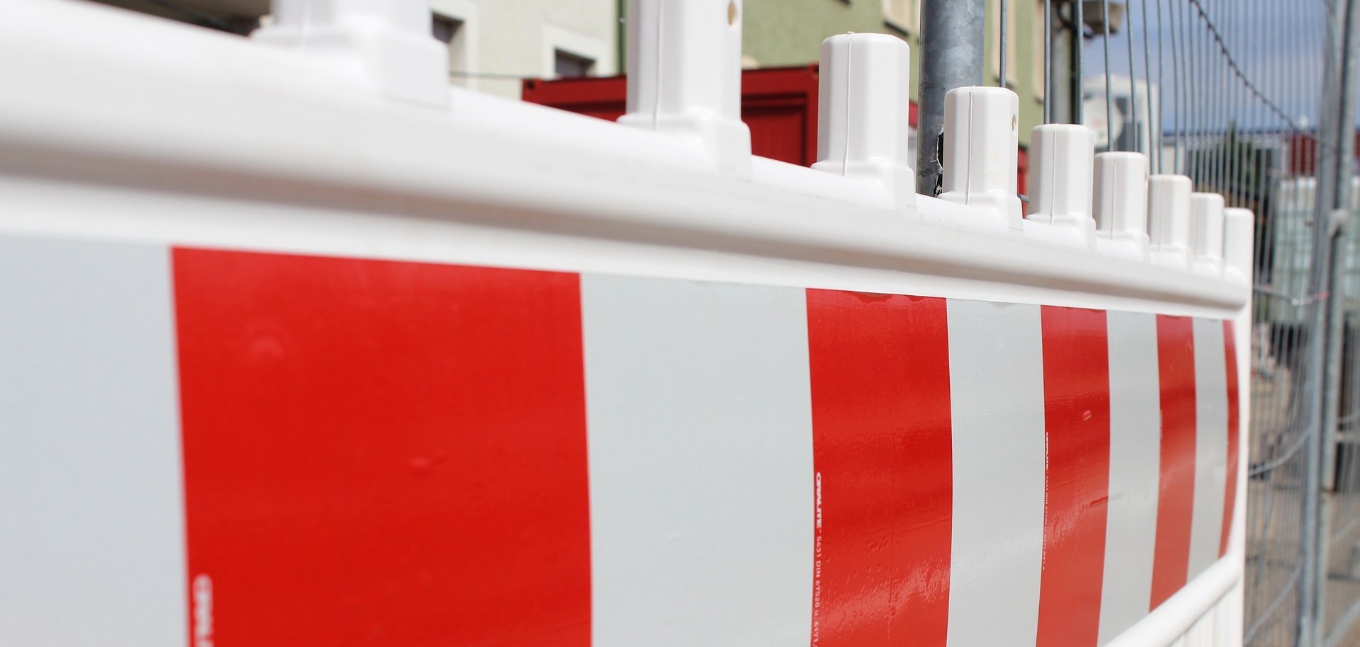 Auf dem Bild ist eine rot-weiße Straßenabsperrung zu sehen.