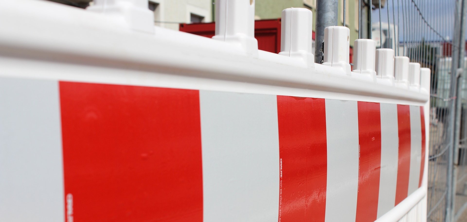 Auf dem Bild ist eine rot-weiße Straßenabsperrung zu sehen.