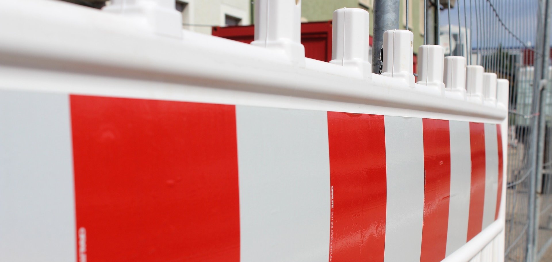 Auf dem Bild ist eine rot-weiße Straßenabsperrung zu sehen. 