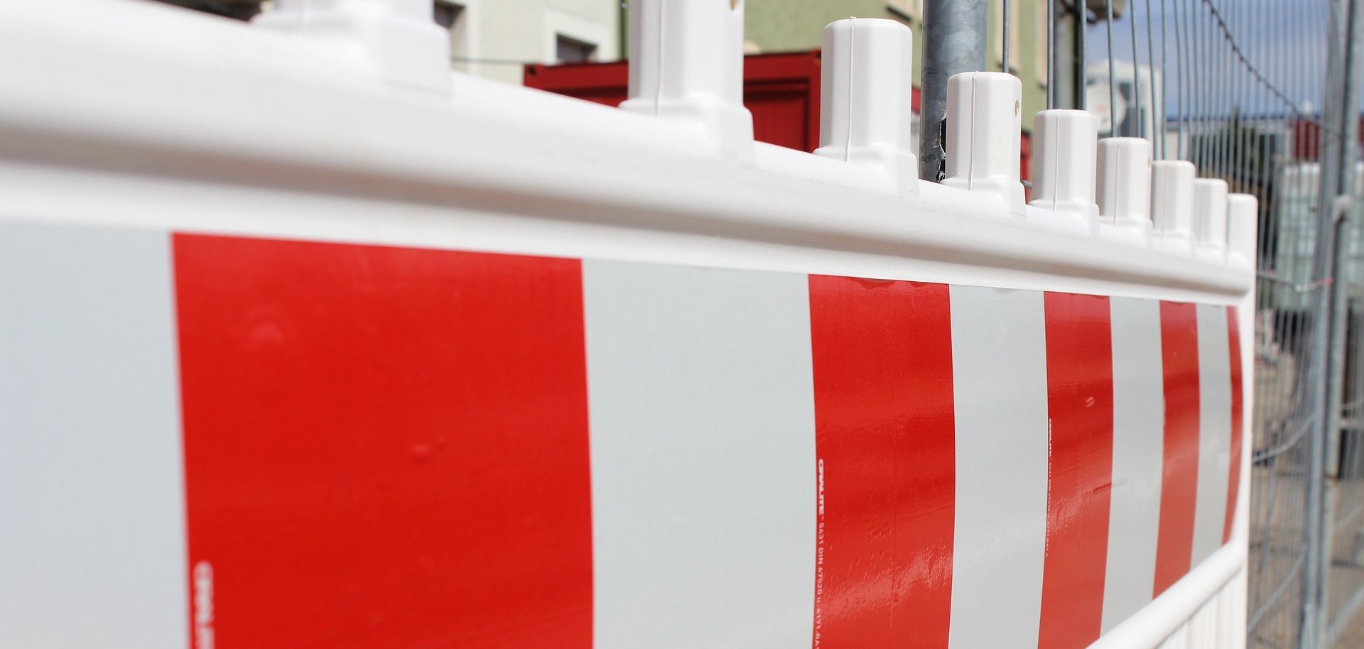 Auf dem Bild ist eine rot-weiße Straßenabsperrung zu sehen.