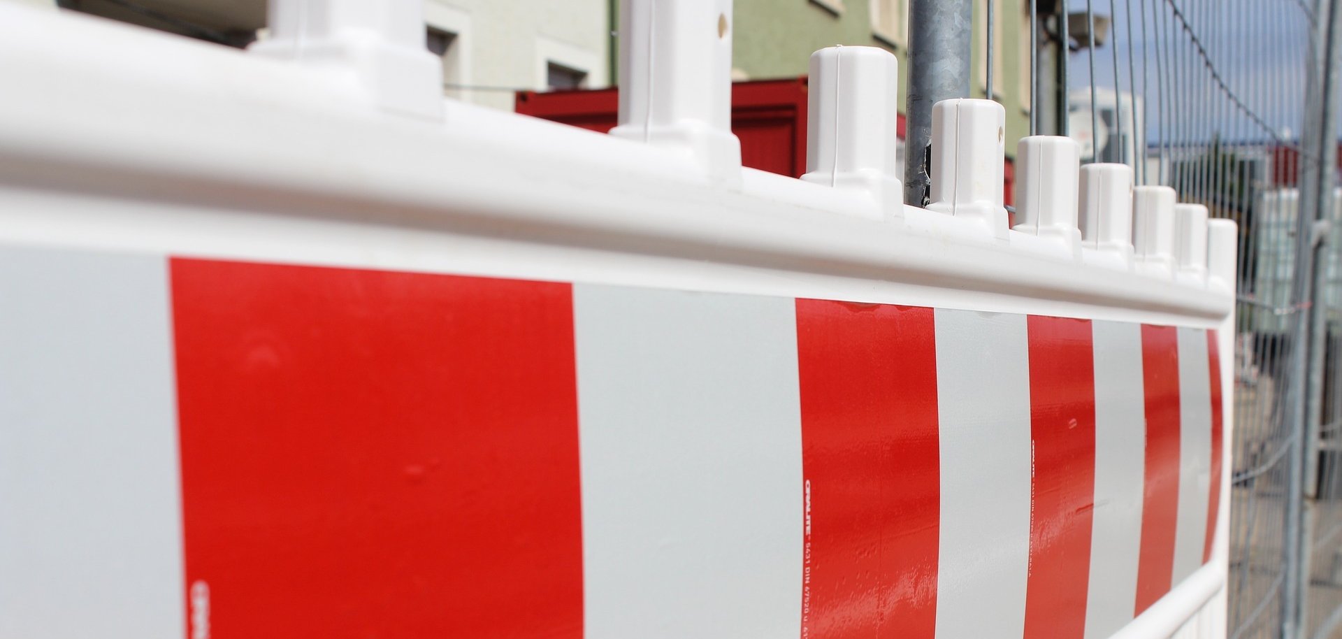 Auf dem Bild ist eine rot-weiße Straßenabsperrung zu sehen. 