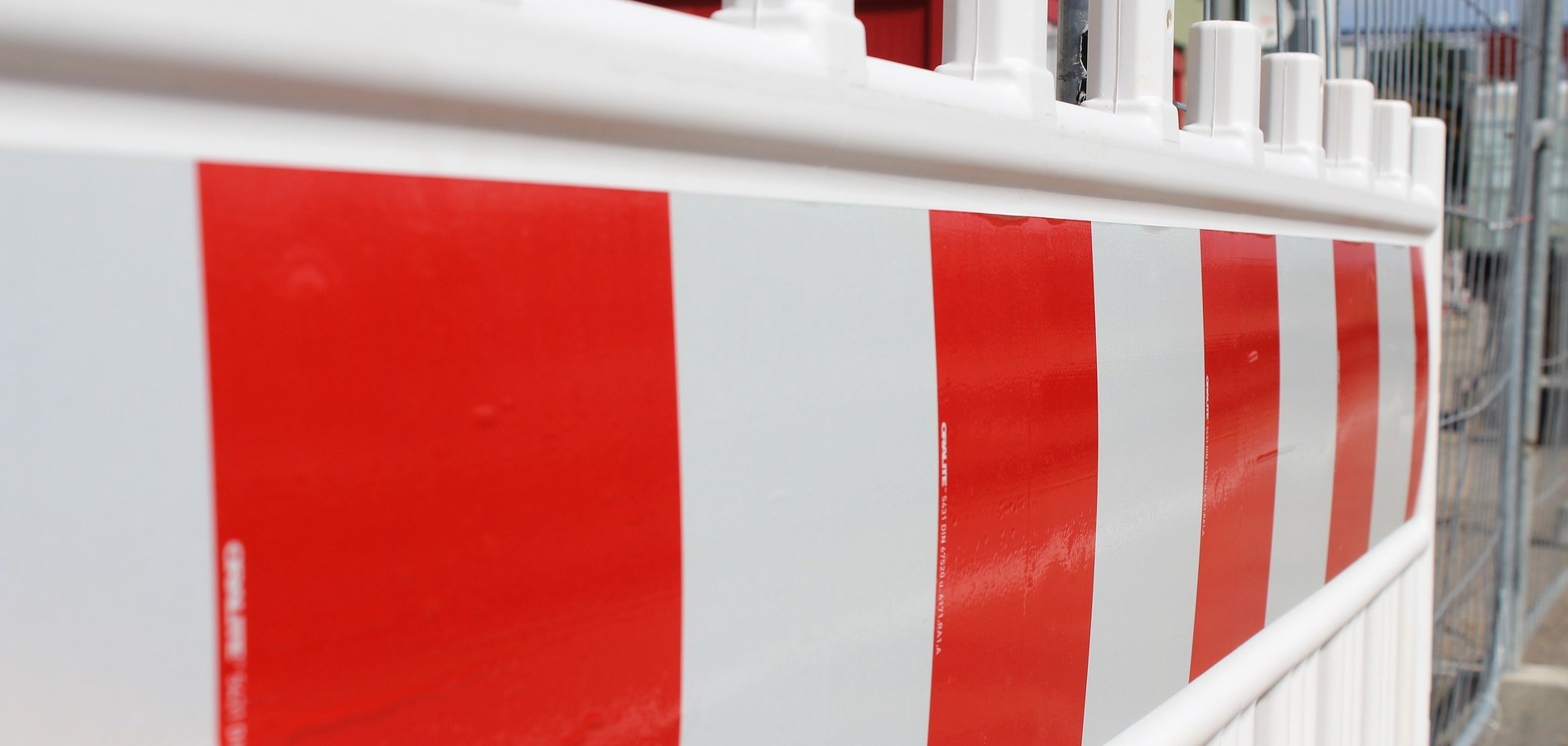 Auf dem Bild ist eine rot-weiße Straßenabsperrung zu sehen.
