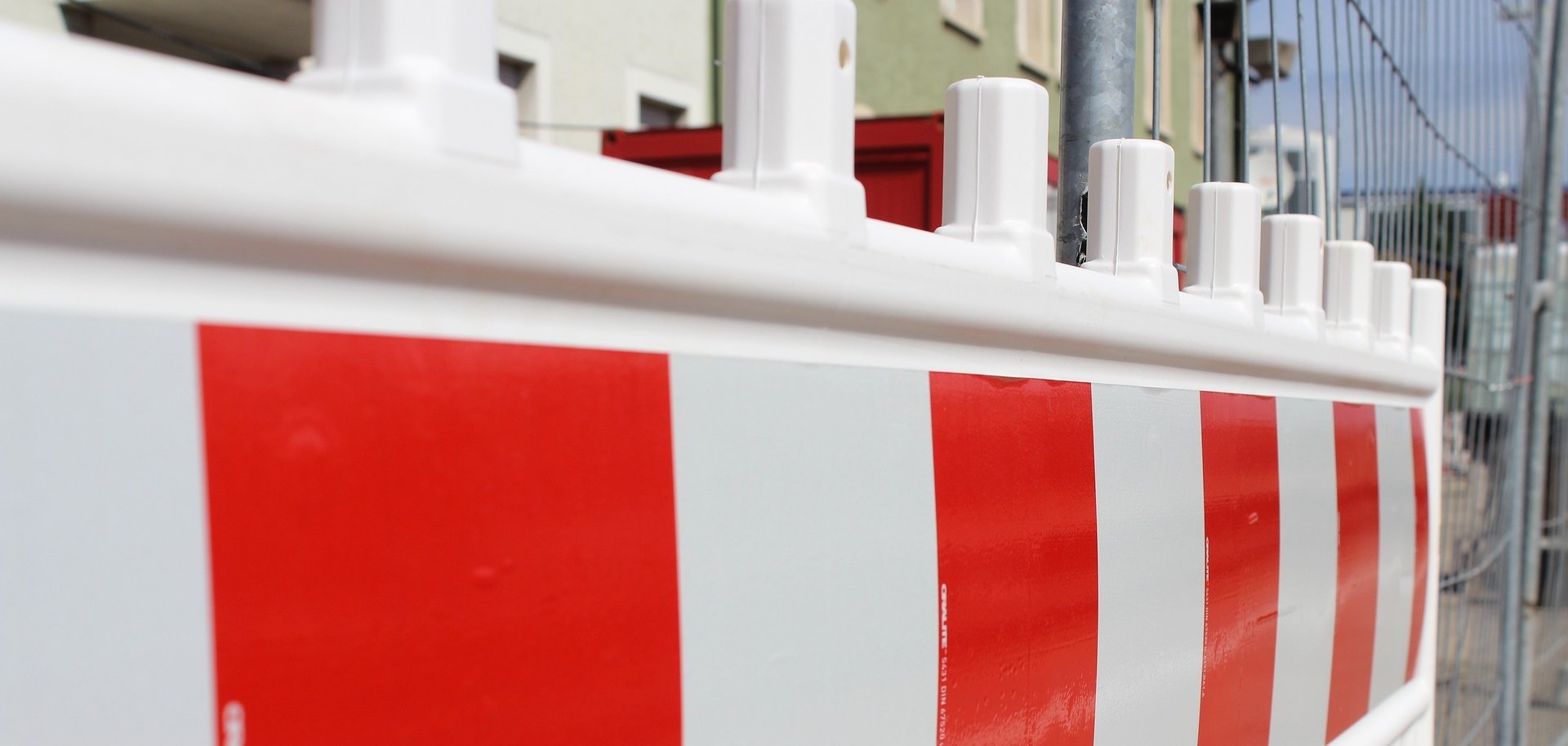 Auf dem Bild ist eine rot-weiße Straßenabsperrung zu sehen.