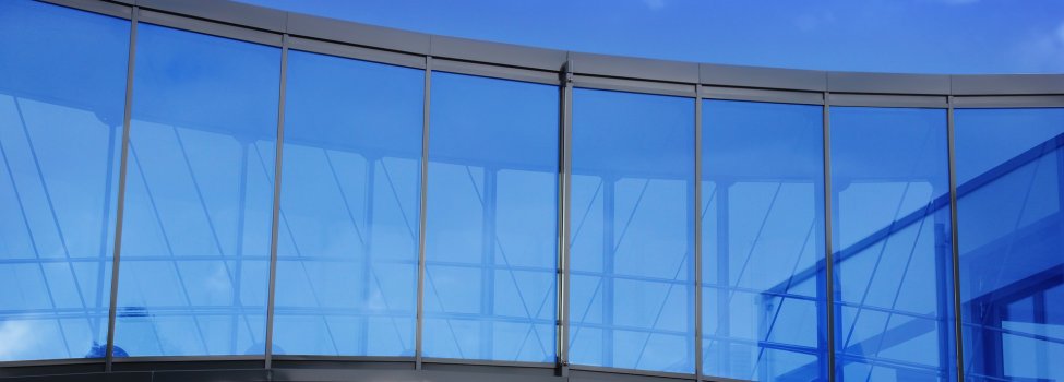 Auf dem Bild ist eine Glasbrücke zu sehen, welche zwei Gebäude miteinander verbindet.