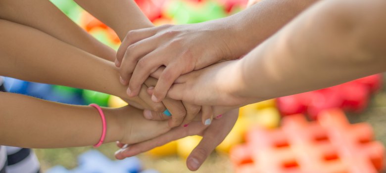 Auf dem Bild sind Hände von Kindern zu sehen, welche aufeinander liegen.