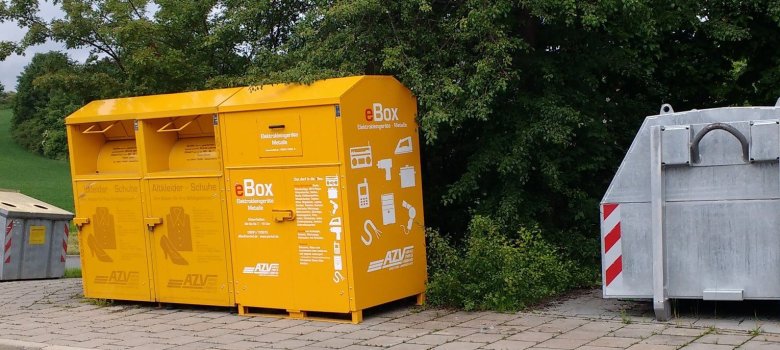 Auf dem Bild sind Glas- und Altkleidercontainer zu sehen.