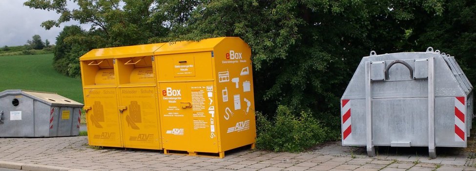 Auf dem Bild sind Glas- und Altkleidercontainer zu sehen.