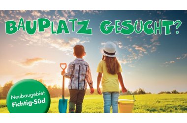 Das Bild zeigt zwei Kinder von hinten, welche eine Schaufel und einen Eimer in der Hand haben. Darüber ist geschrieben "Bauplatz gesucht?" und soll als Werbung für das Baugebiet Fichtig-Süd dienen.