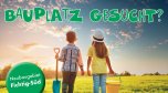 Das Bild zeigt zwei Kinder von hinten, welche eine Schaufel und einen Eimer in der Hand haben. Darüber ist geschrieben "Bauplatz gesucht?" und soll als Werbung für das Baugebiet Fichtig-Süd dienen.