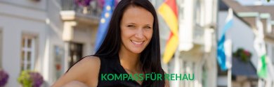 Die Grafik zeigt die Startseite der KOMPASS-Seite von Rehau. Im Hintergrund ist eine Frau mit einer Einkaufstasche auf einer Bank am Maxplatz sitzend zu erkennen.