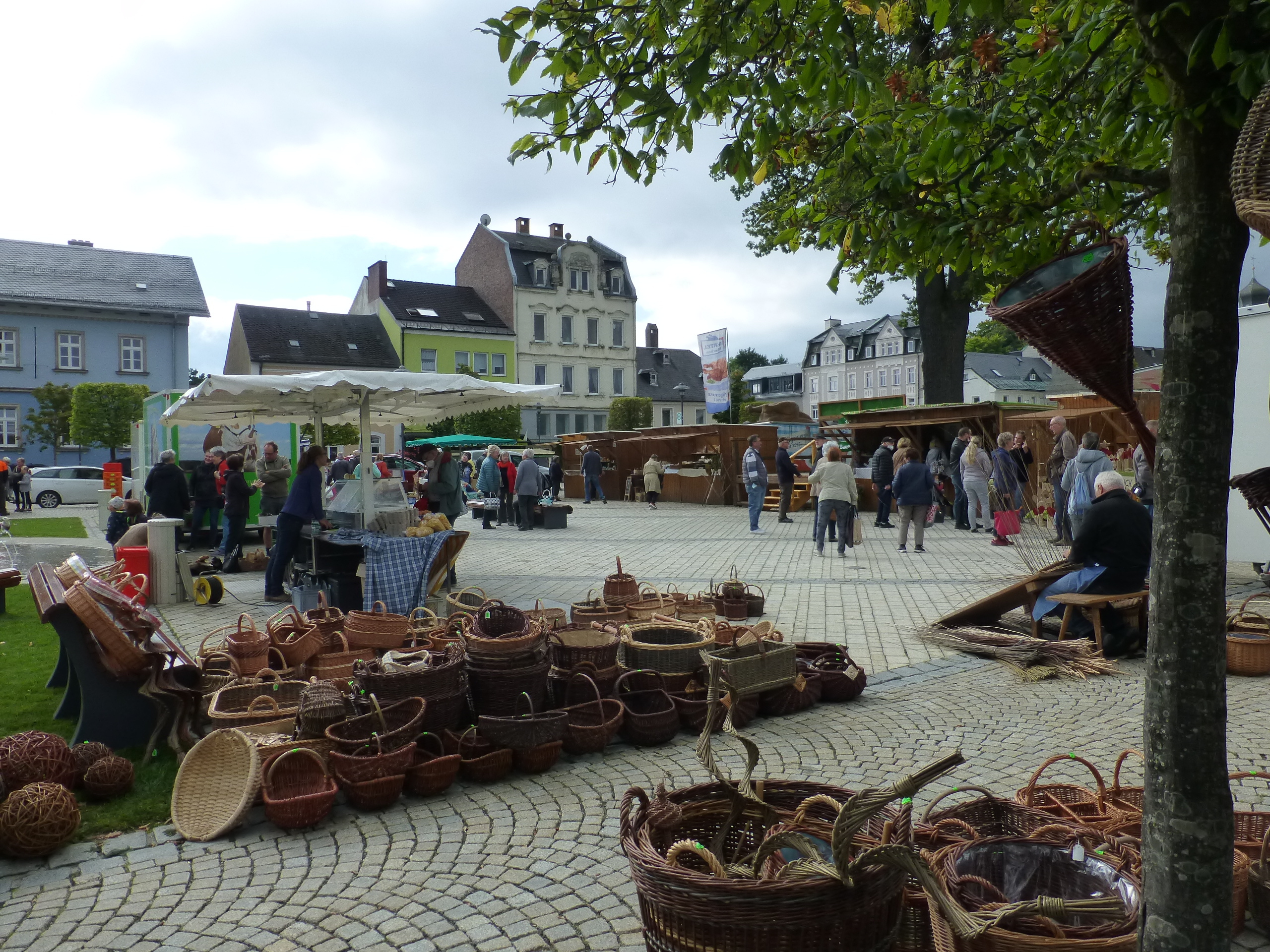 Das Bild zeigt Anbieter des Rehauer Bauernmarktes auf dem Maxplatz.