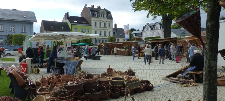 Das Bild zeigt Anbieter des Rehauer Bauernmarktes auf dem Maxplatz.