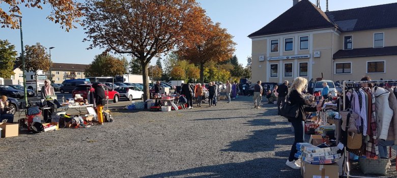 Das Bild zeigt eine Flohmarkt-Veranstaltung am Schützenfestplatz in Rehau bei strahlendem Sonnenschein.