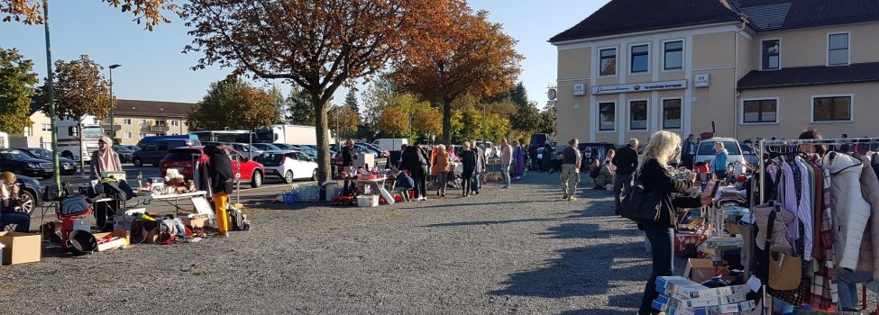 Das Bild zeigt eine Flohmarkt-Veranstaltung am Schützenfestplatz in Rehau bei strahlendem Sonnenschein.
