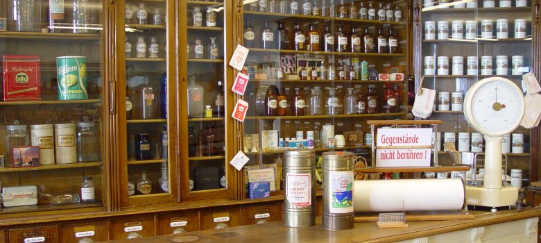 Das Bild zeigt die Historische Drogerie, die sich im Museum im Alten Rathaus Rehau befindet.