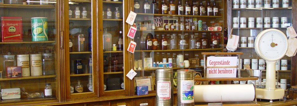 Das Bild zeigt die Historische Drogerie, die sich im Museum im Alten Rathaus Rehau befindet.