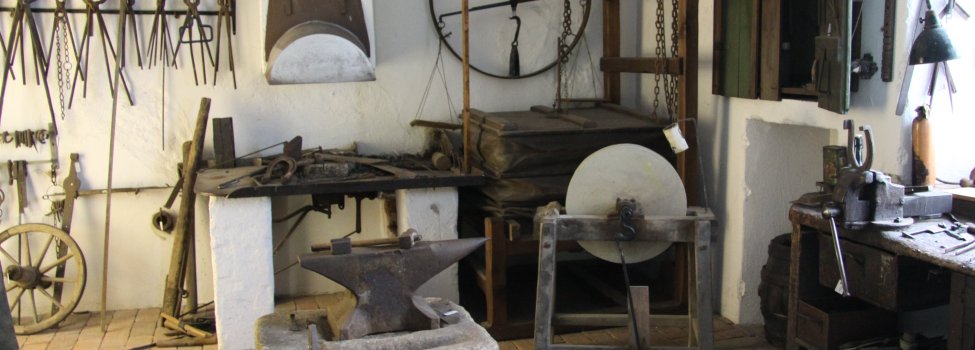 Das Bild zeigt die Historische Schmiede, die sich im Museum im Alten Rathaus Rehau befindet.
