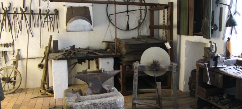 Das Bild zeigt die Historische Schmiede, die sich im Museum im Alten Rathaus Rehau befindet.